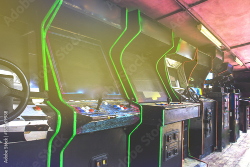 Fotografie Old used classic forgotten Vintage Arcade in room and none of players playing video games in the frame