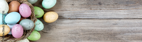 Wielkanocni jajka na nieociosanym drewnianym tle
