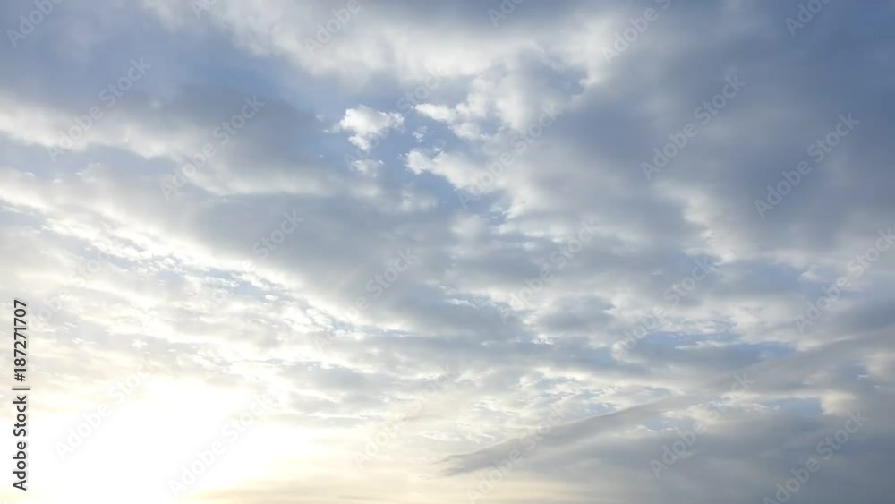 雲の多い朝の空。タイムラプス動画。 雲の多い朝の空。タイムラプス動画。