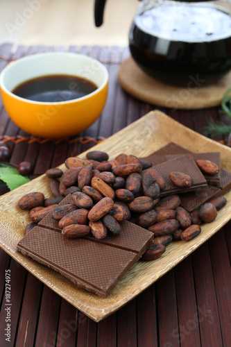 カカオ豆とチョコレート © yasuhiro amano