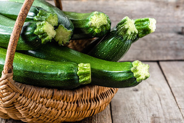 Papier peint photo Salle à manger Panier de courgettes fraîches du potager  © alicja neumiler
