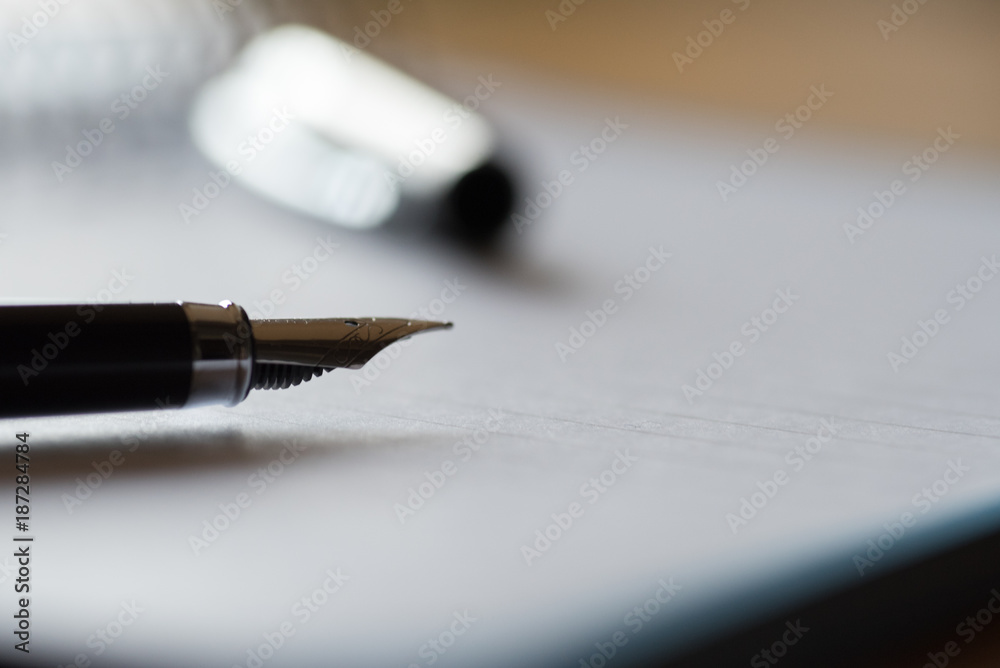 Ein Notizbuch und ein Stift auf einem Tisch im Büro Ein Notizbuch und ein Stift auf einem Tisch im Büro