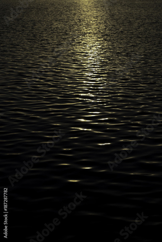 水面に伸びる夕日の輝き