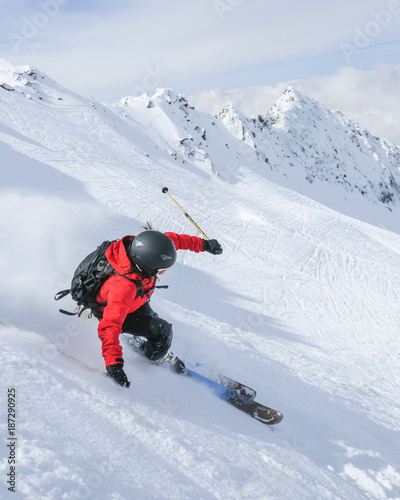 sportlich skifahren im freien Gelände