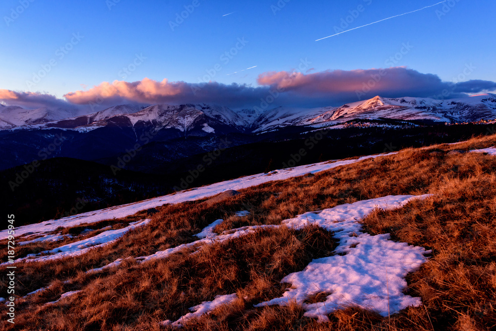 Obraz premium Sunset over the high peaks of the Carpathian mountains in Romania during a beautiful sunset