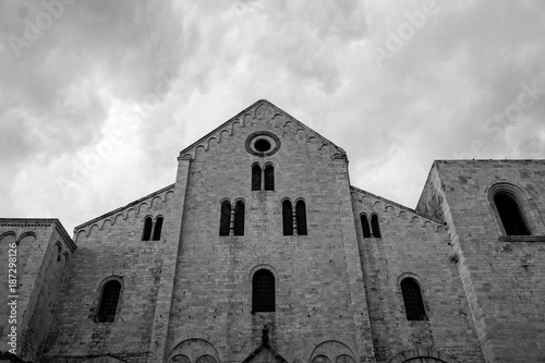фотографія Black and white picture of the austere architecture of a cathedral in Bari, Ital