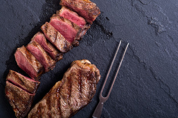 Fototapete Steakhouse Gegrilltes New York Strip Steak  © whitestorm