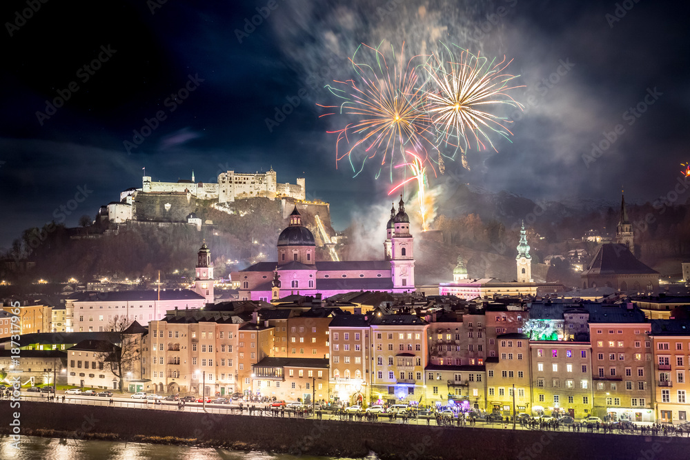 Fototapeta premium Feuerwerk über der Altstadt von Salzburg, Festung Hohensalzburg