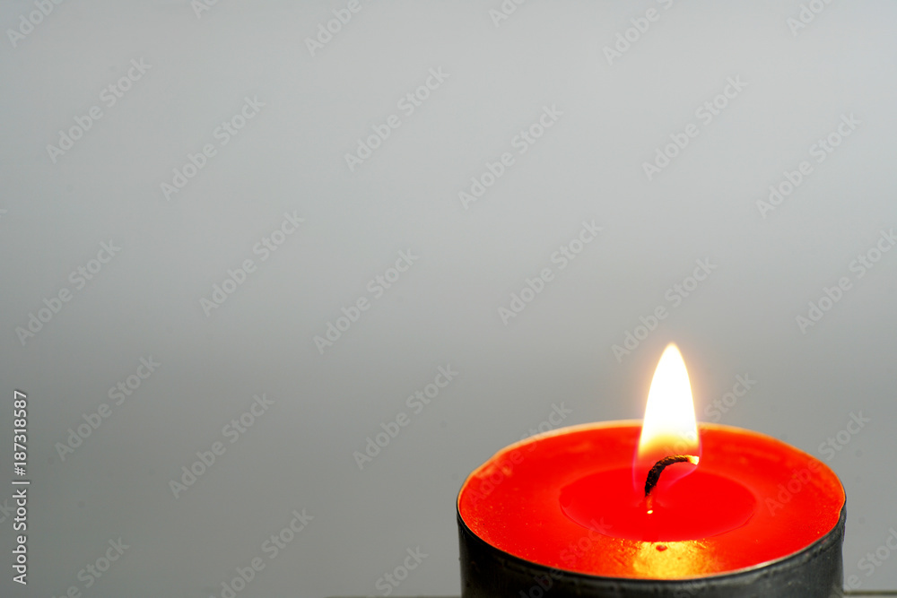 Rote Kerze mit brennendem Docht im Studio fotografiert.
Rote Kerze mit brennendem Docht im Studio fotografiert.