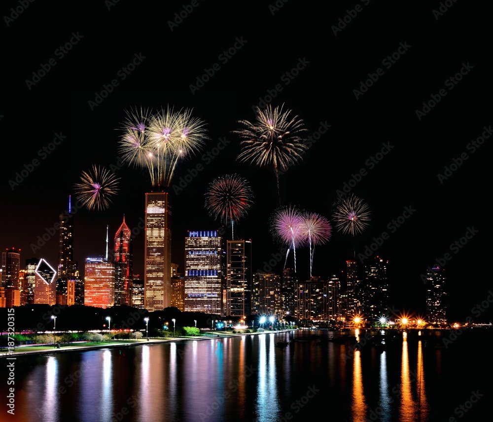 Obraz premium Nocna panorama Chicago z fajerwerkami, USA.