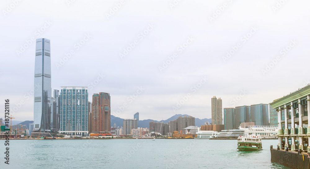 Naklejka premium Hong Kong skyline with boats in Victoria Harbor
