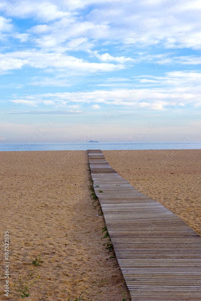 Ponton de bois sur la plage d'Arenys de Mar, en Catalogne