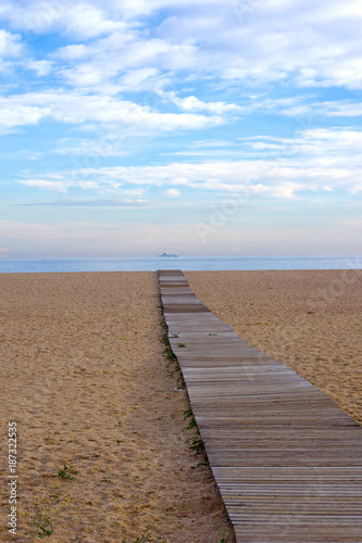 Ponton de bois sur la plage d Arenys de Mar  en Catalogne