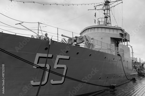 Foto Old retired battle cruiser anchored at port