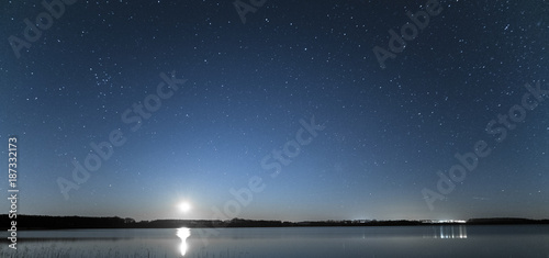Sternenhimmel über See bei Mondschein