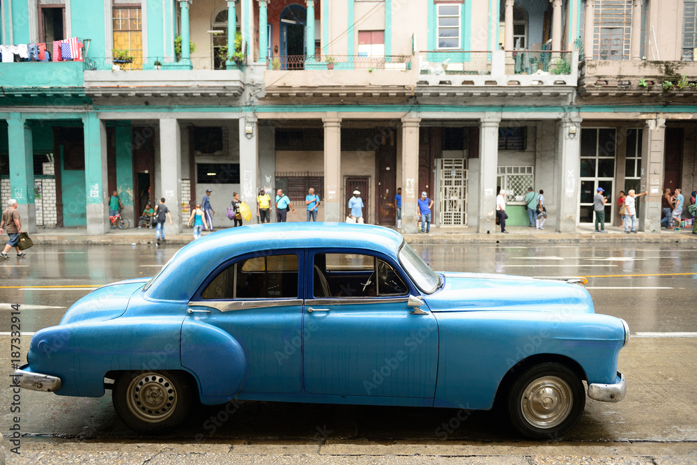 Old American cars serving as taxis in old Havana