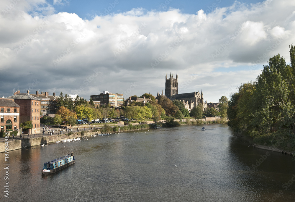 Obraz premium River Severn in Worcester with canal boat and Worcester Cathedral skyline