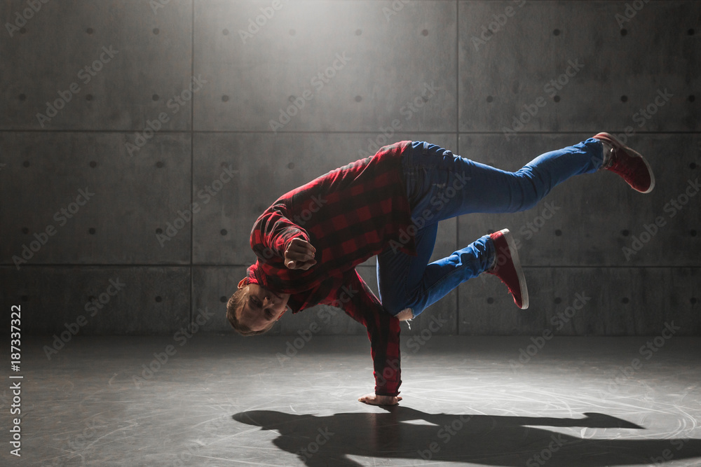Fototapeta Młody elegancki męski breakdancer pozuje w studiu