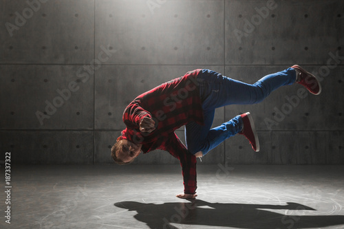 Tableau sur toile Young stylish male breakdancer posing in studio