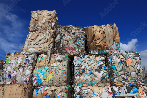 Altpapierballen in einem Recyclingbetrieb