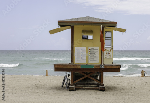 lifeguard station beach © carlos21671
