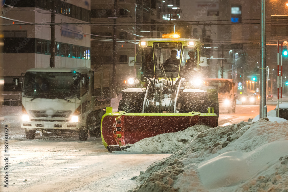 夜の街を除雪する重機 北海道 札幌市の風景 Stock 写真 Adobe Stock