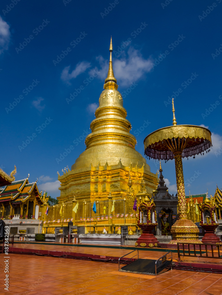 Fototapeta premium Golden stupa in the north Thailand