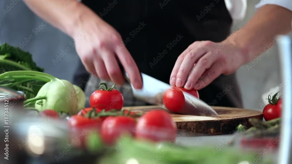 Chefkoch in der Küche mit Frischem Gemüse