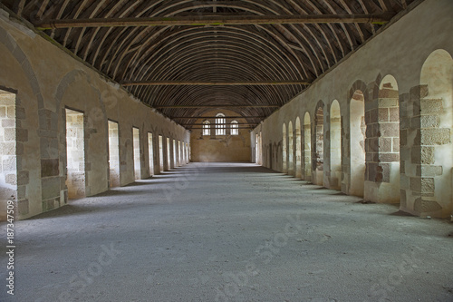 Dormitorium in der Abtei Fontenay, Burgund, Frankreich © tauav