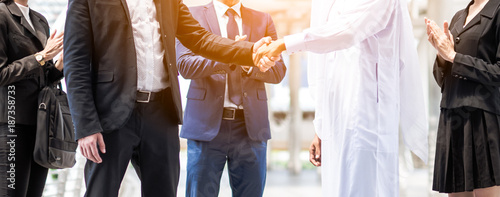 Photographie Multi-ethnic and Diverse Business People Shaking Hands