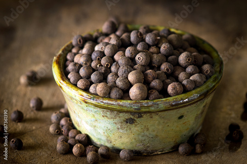 Фотография Allspice on rustic background