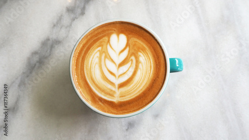 Fotografia closeup hot coffee latte art cup on table.