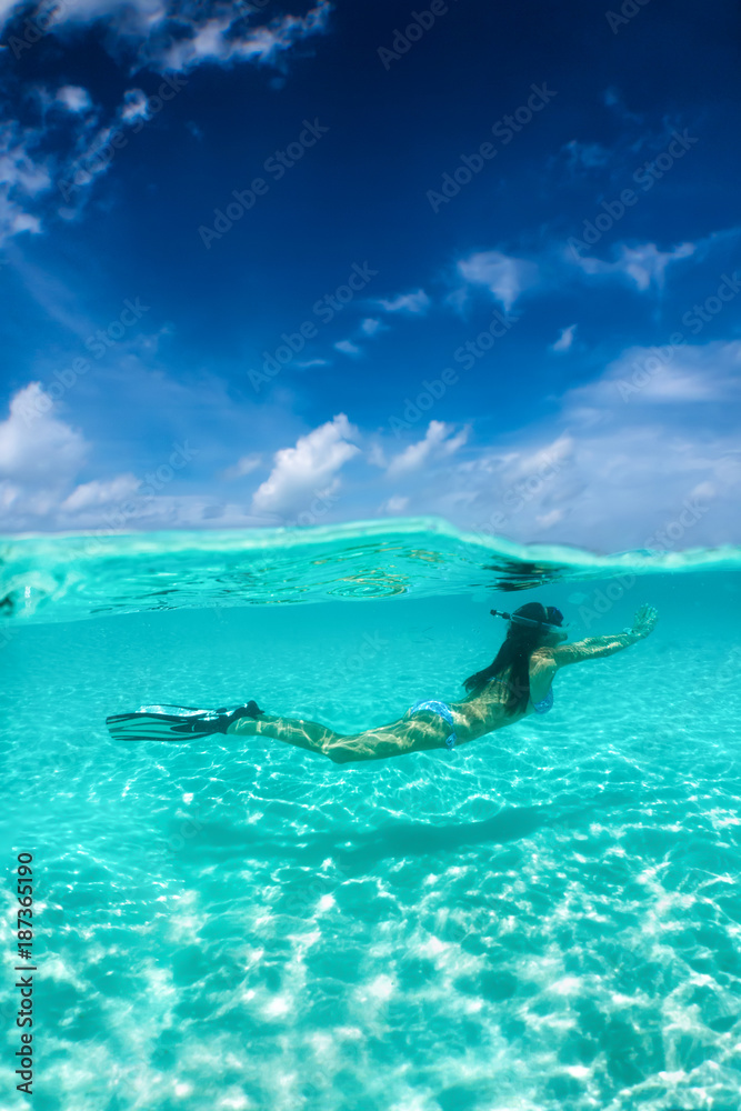 Frau schnorchelt in den türkisen, tropischen Gewässern der Malediven