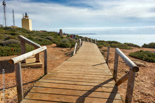 Personas paseando cerca del faro en Roche