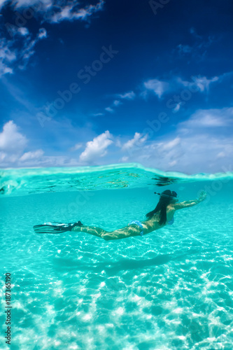 Frau schnorchelt in den türkisen, tropischen Gewässern der Malediven