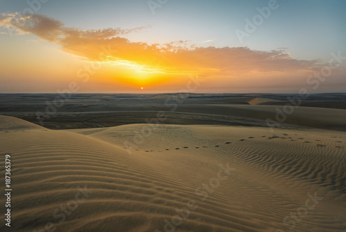 Die Wüste von Katar bei Sonnenuntergang