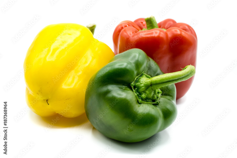 Gelber Grüner Roter Paprika Paprikas Gemüsepaprika isoliert freigestellt auf weißen Hintergrund, Freisteller Gelber Grüner Roter Paprika Paprikas Gemüsepaprika isoliert freigestellt auf weißen Hintergrund, Freisteller