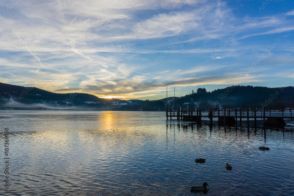 Fototapeta premium Sonnenuntergang am Titisee im Schwarzwald