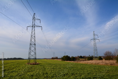 słupy energetyczne na polu photo