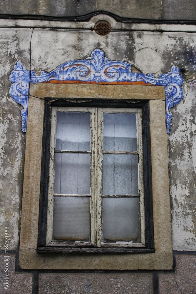 Obraz premium Old colorful and tiled facades in Lisbon