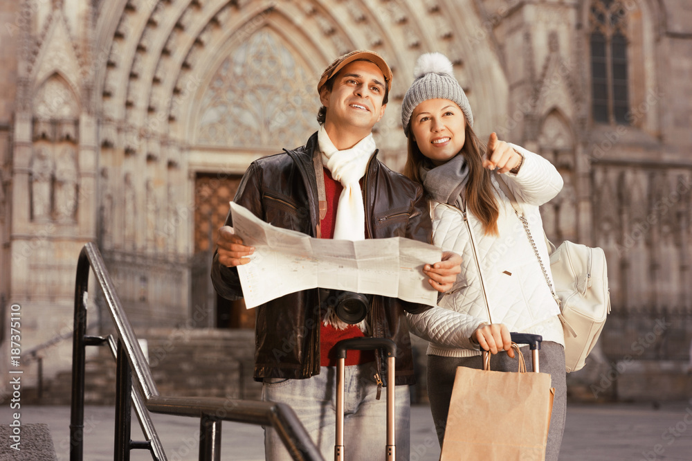 Fototapeta premium couple in the historic center pointing finger