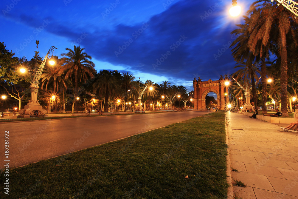 Fototapeta premium Arc de Triomphe in Parc de la Ciutadella at dusk, Barcelona