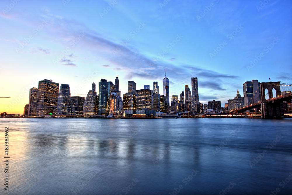 Fototapeta premium Nowy Jork na Dolnym Manhattanie z Brooklyn Bridge o zmierzchu