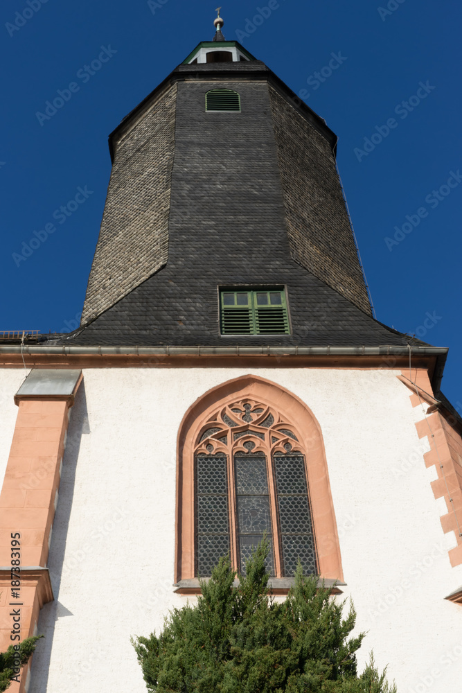 ein steiler Blick von unten auf den alten Kirchturm am Schloss Rochlitz