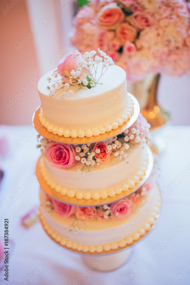pièce montée 3 niveaux sur table de mariage (wedding cake) pièce montée 3 niveaux sur table de mariage (wedding cake)
