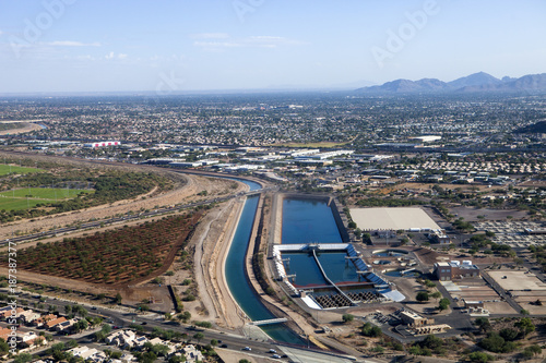Foto A water treatment plant next to the canal in Arizona