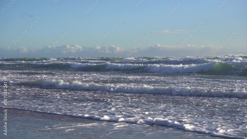 vagues de la mer méditerranée agitée