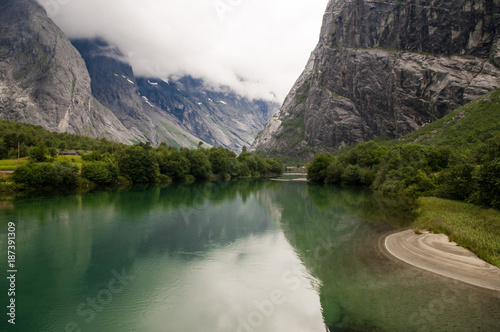 Fluß und Wasserfal im Romsdal, Norwegen