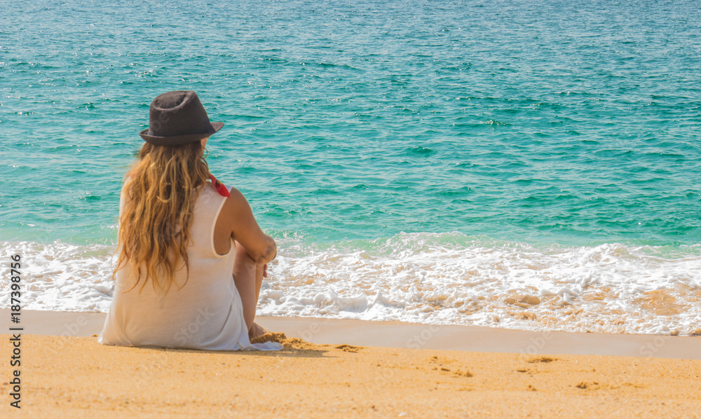 Bella mujer relajada en hermosa playa azul mexicana Bella mujer relajada en hermosa playa azul mexicana