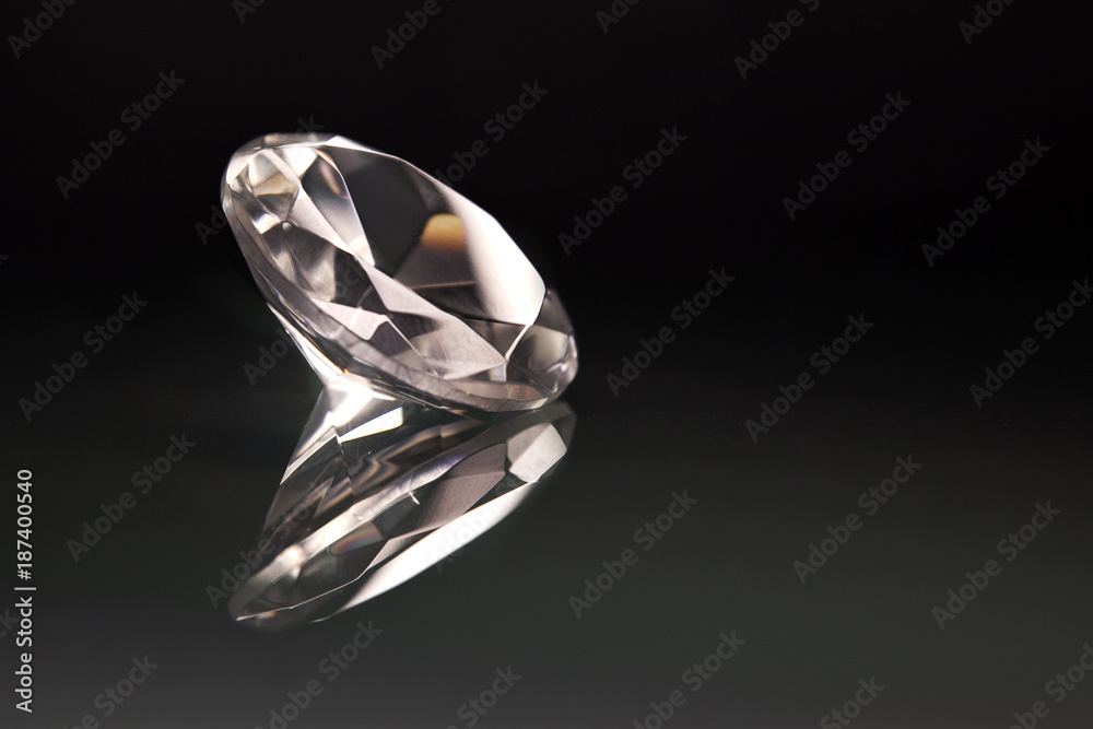Diamant auf schwarzem Hintergrund Diamant auf schwarzem Hintergrund